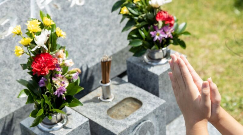 墓参りしている様子