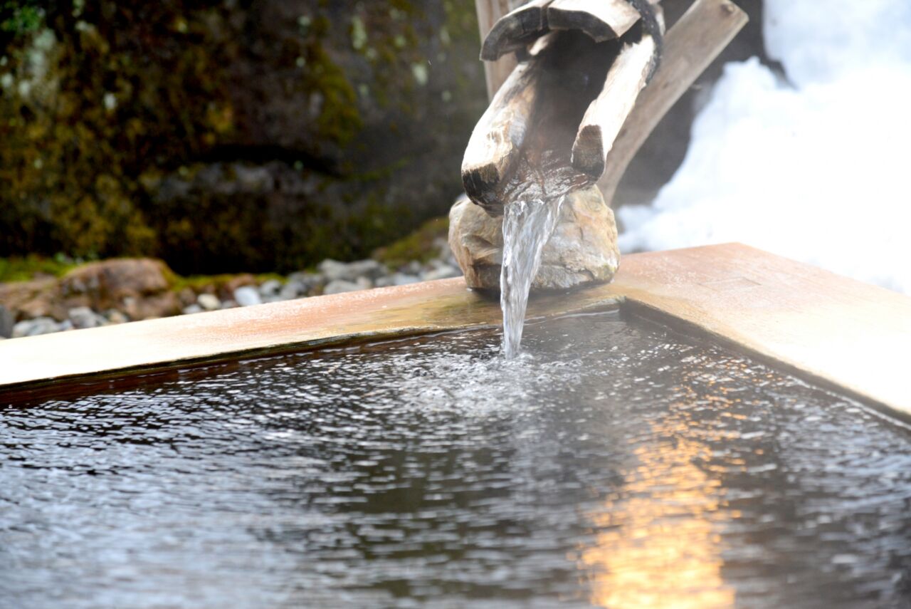 湯口から源泉が注がれる様子