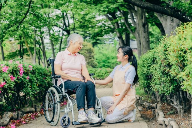 車いすの女性と介護士