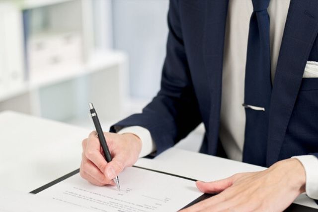 スーツ姿の新卒社員