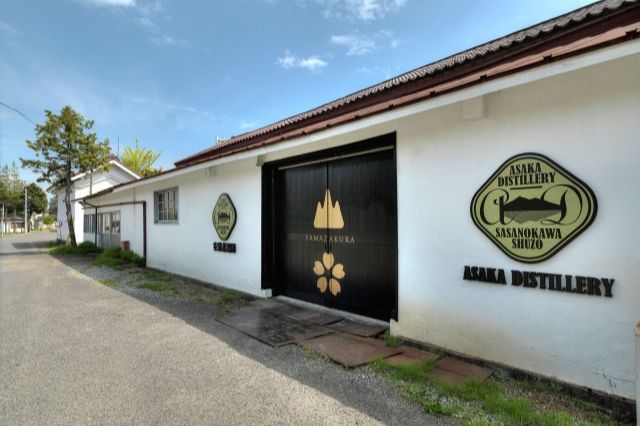 安積蒸溜所のウイスキーハンドフィル体験の様子