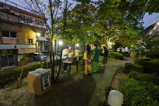 磐梯熱海温泉の湯けむり地酒さんぽを楽しむ様子
